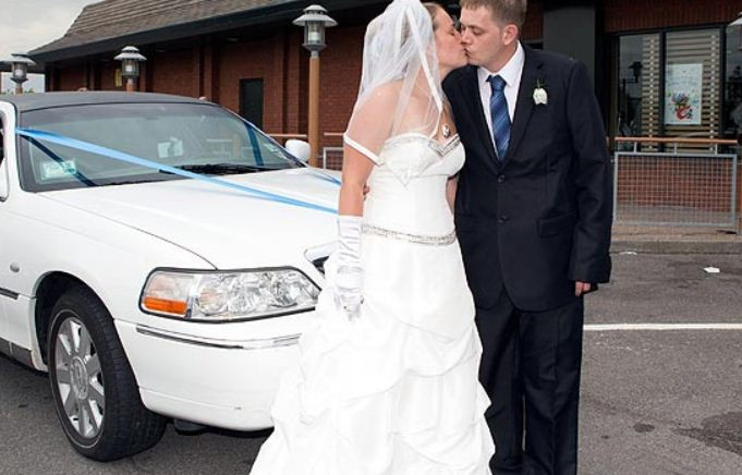 "Toata lumea s-a holbat la noi". Unde s-a casatorit un cuplu din Marea Britanie