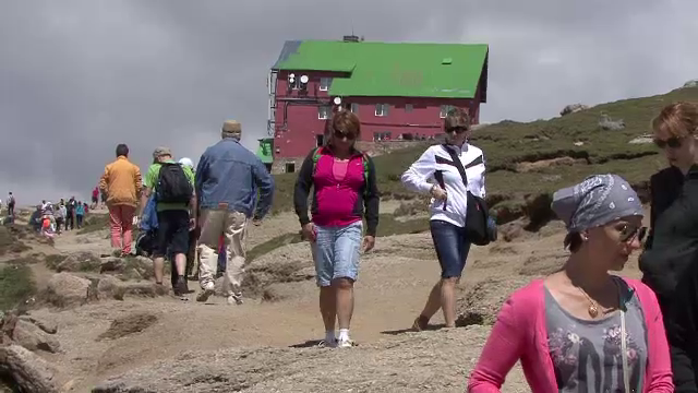 Cel mai aglomerat weekend de la munte. 30.000 de turisti au fugit de canicula in Bucegi