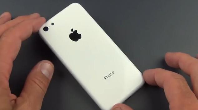 Ce se intampla daca pui un iPhone5C intr-o punga plina cu chei si monede si apoi o amesteci