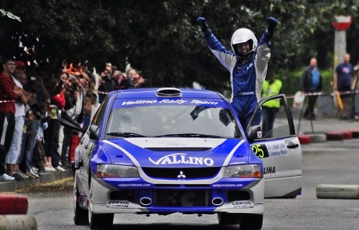 Ai talent de copilot? Calc-o pana la podea si castigi superpremii. Cat rezisti langa un campion