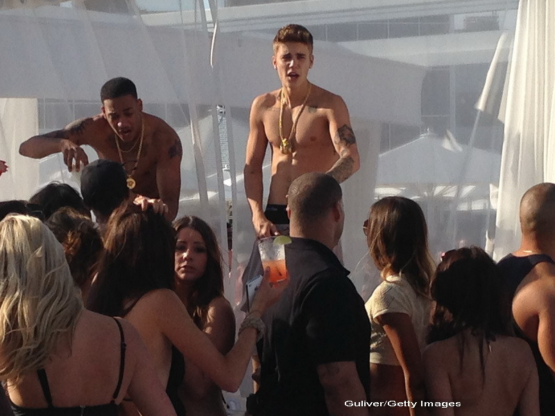 Justin Bieber, implicat intr-un nou scandal. Ce au descoperit autoritatile in autocarul starului