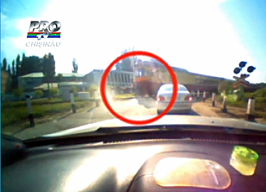 El este cel mai norocos moldovean. Barbatul fost la un pas sa fie spulberat de un tren. VIDEO