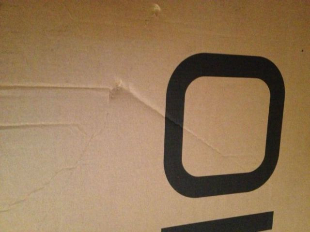 Si-a cumparat o plasma de pe internet. Surpriza neplacuta cand a deschis cutia acasa