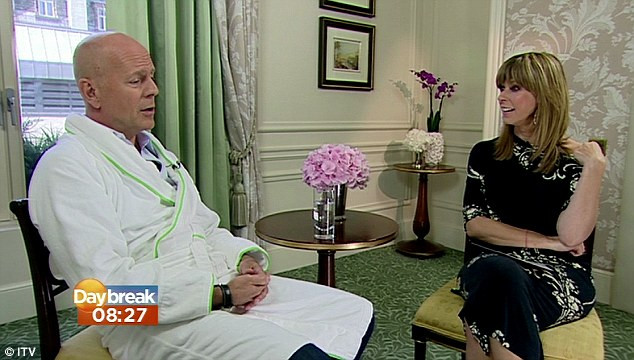 Bruce Willis a aparut intr-un halat in timpul unui interviu pentru a promova Red 2