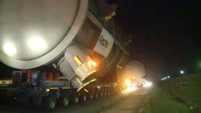 Transport agabaritic, pe strazile din Capitala. Doua reactoare, transportate in Portul Oltenita