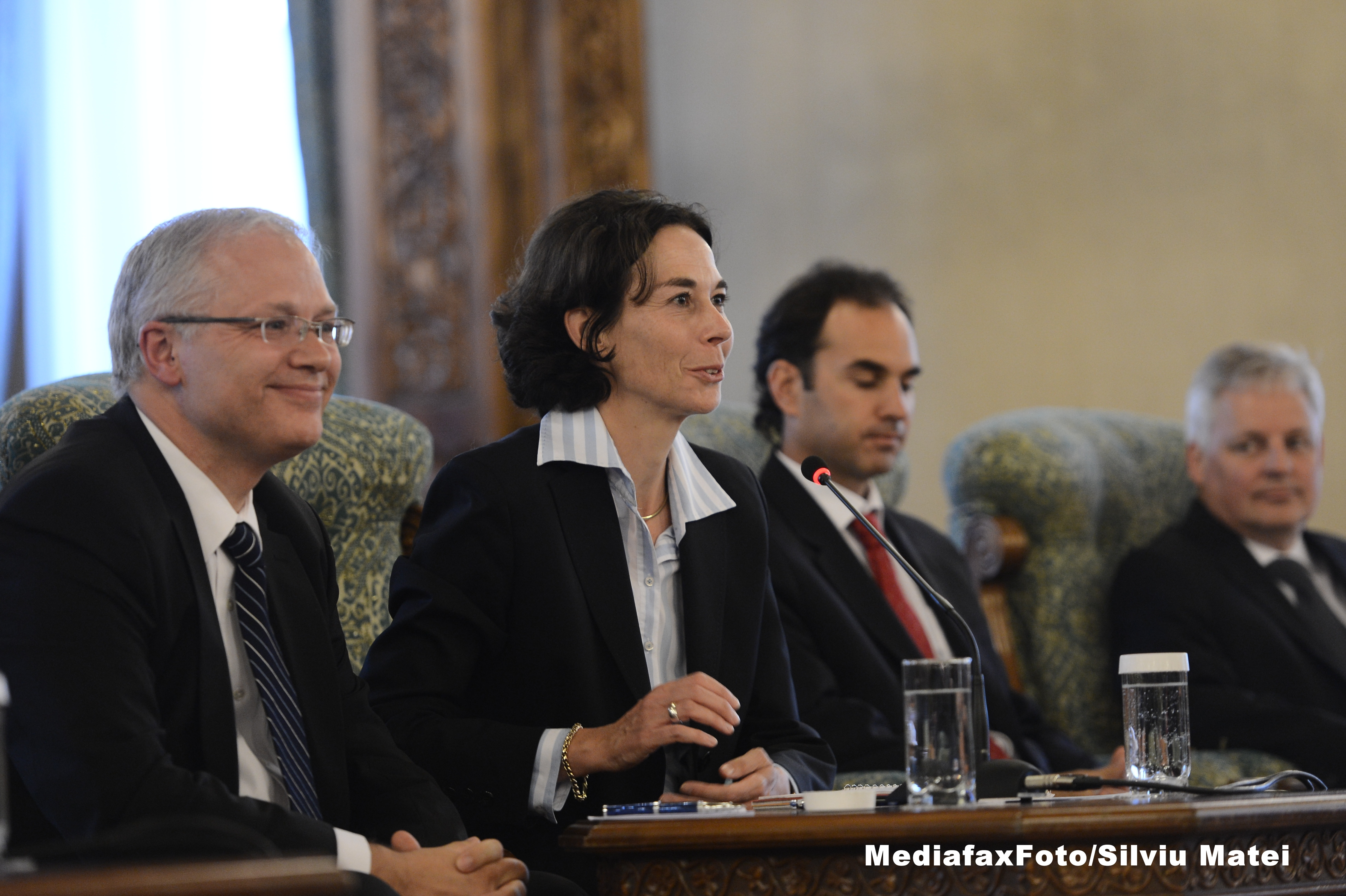 FMI: Guvernul trebuie sa ia masuri pentru a se incadra in tinta de deficit pentru 2014, de 2,2%