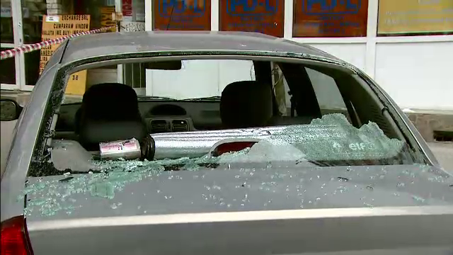 O bucata de schela prabusita pe o strada din Capitala a ranit usor o fetita. Explicatia muncitorilor