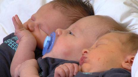 Trei este cifra lor norocoasa. Trei surori au nascut in aceeasi luna trei baieti