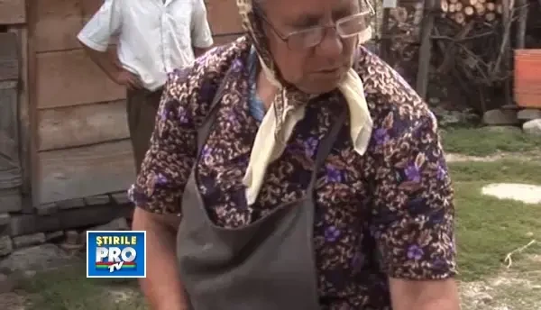 O fetita de 4 ani a fost la un pas de moarte dupa ce a fost ranita cu o secure