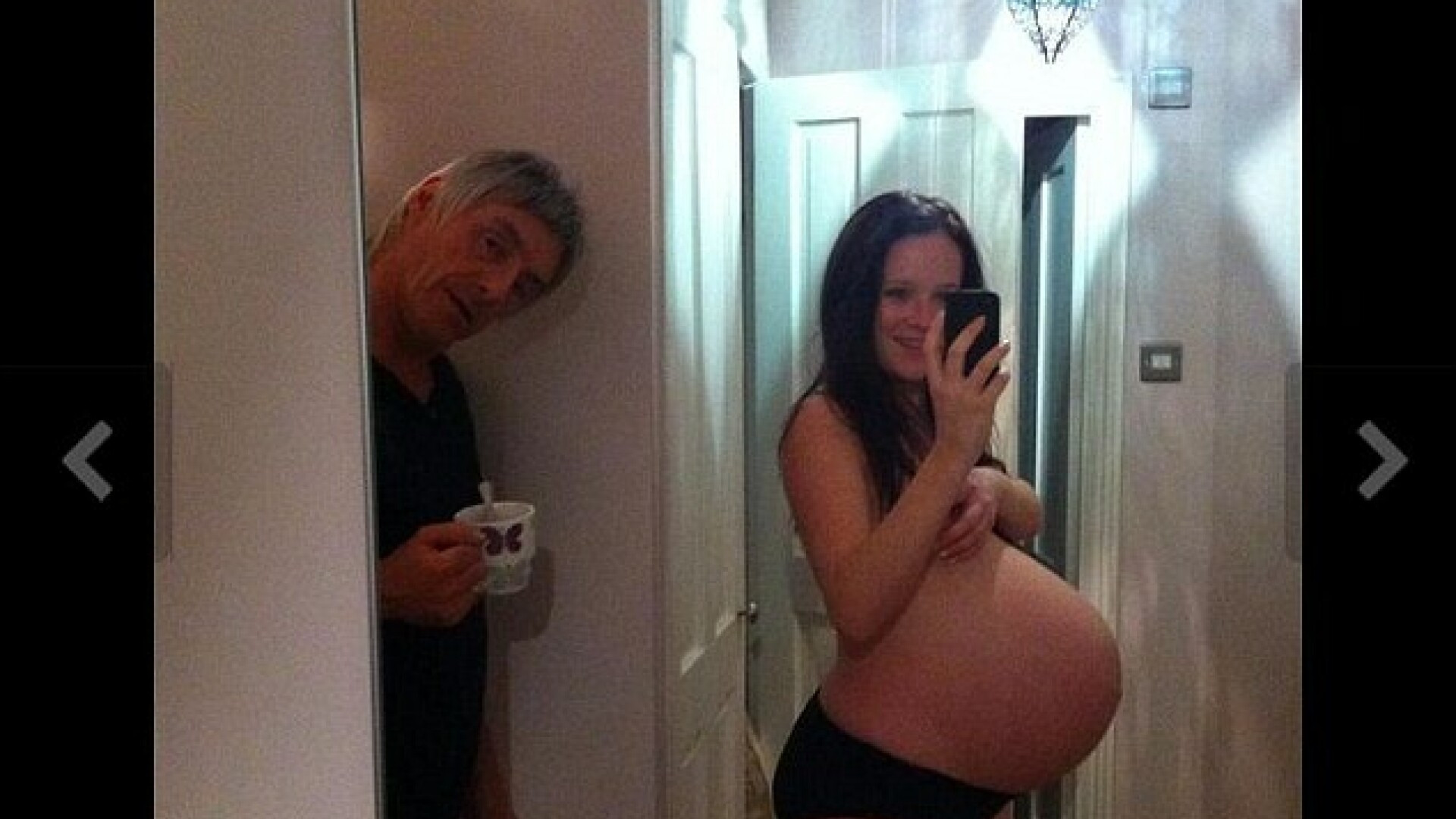 Fotografia care a surprins tot Twitter-ul. Cum arata goala sotia insarcinata a unui star. FOTO