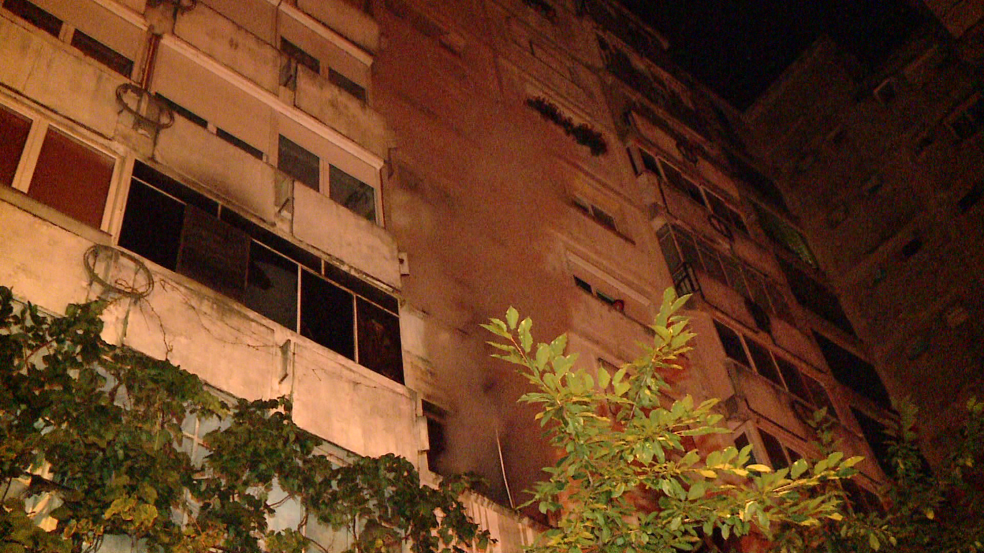 Un bloc intreg din Arad a fost evacuat azi-noapte, dupa ce un incendiu puternic a izbucnit la parter