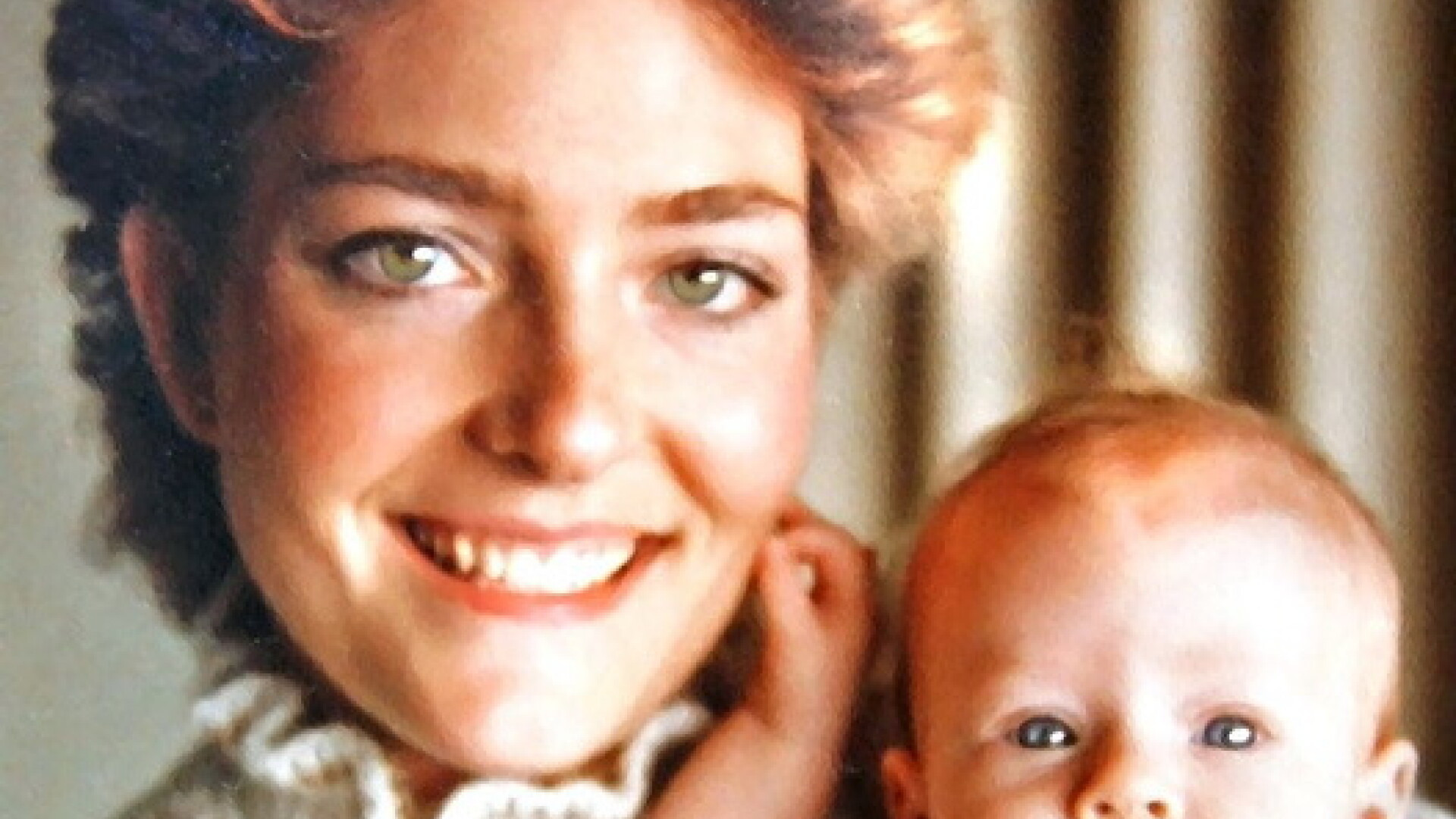 "Este cea mai frumoasa imagine cu mama". Cum s-a fotografiat bebelusul din imagine dupa 30 de ani