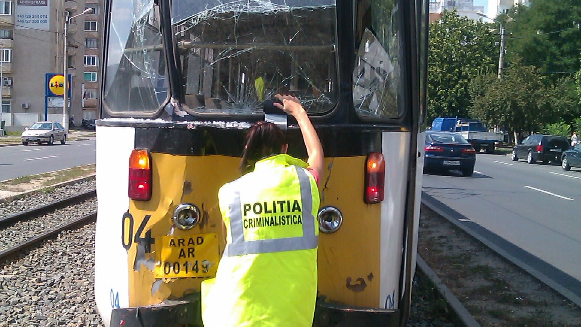 FOTO. Doua tramvaie s-au ciocnit in Arad. Un pasager si un vatman au fost raniti