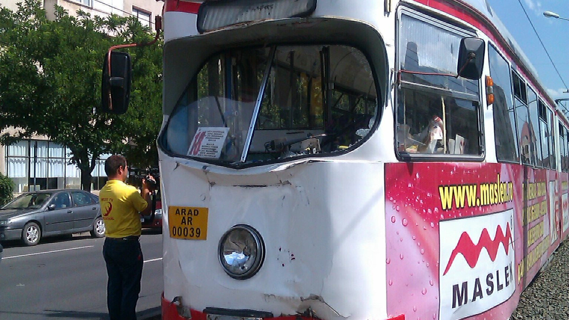 Un vatman si un calator au fost raniti la Arad dupa ce o masina a fost lovita de tramvai