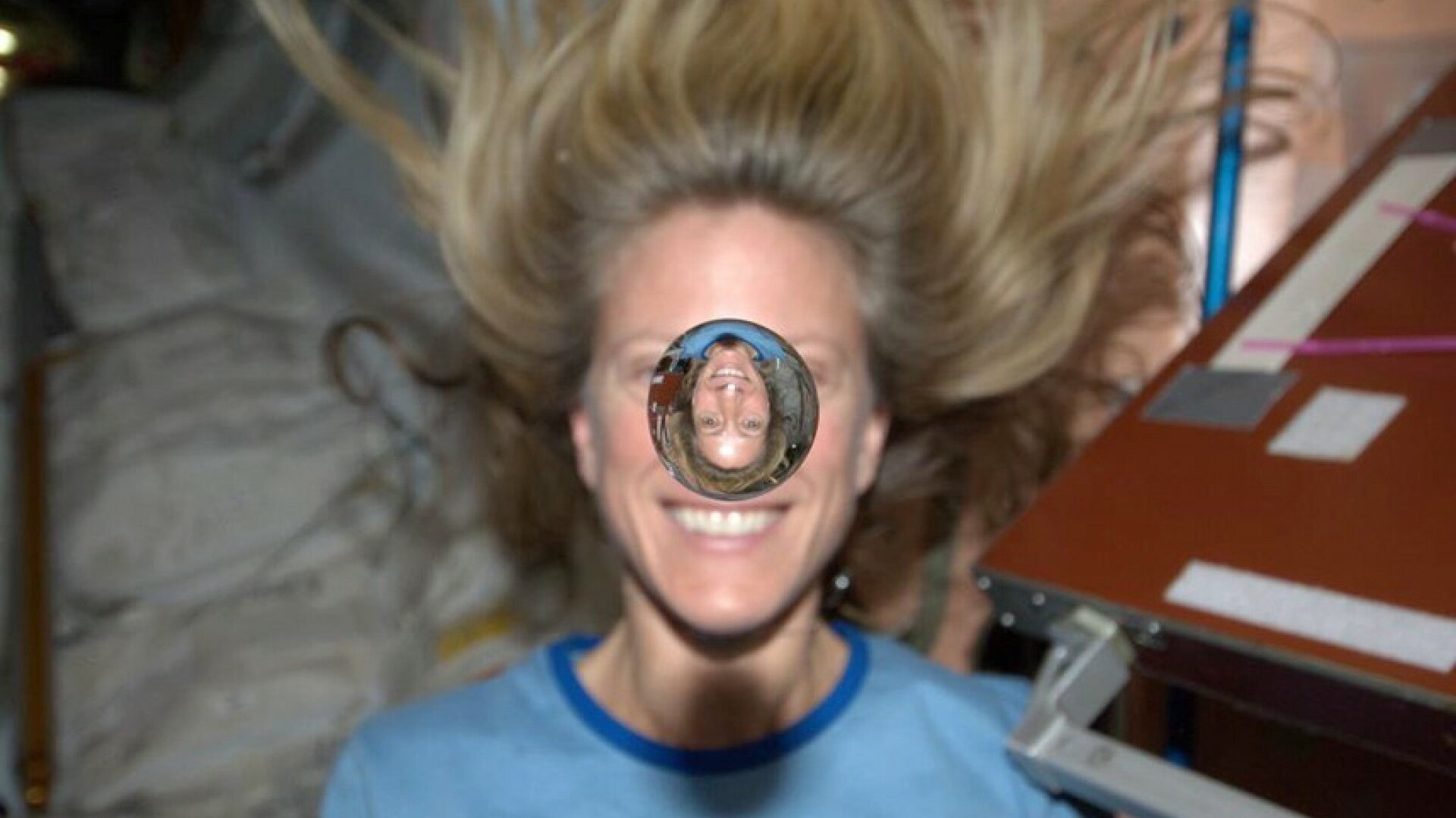 Din spatiu, pe Facebook si pe Twitter. O femeie astronaut cucereste retelele sociale cu pozele sale