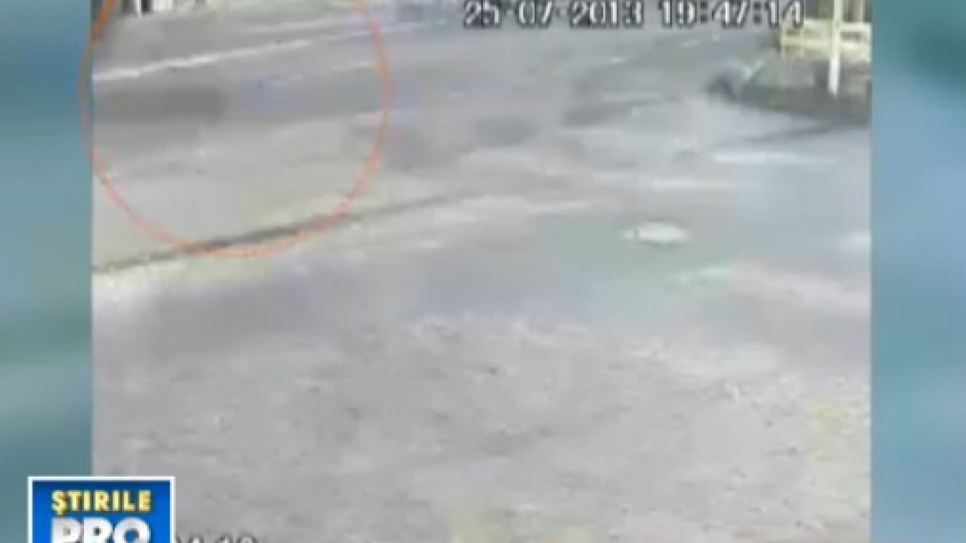 IMAGINI SOCANTE. Scuterist spulberat pe sosea de un sofer care a taiat linia continua