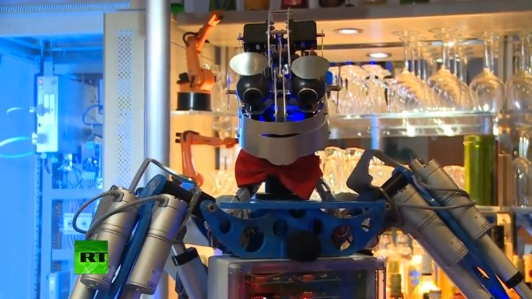 Carl, robotelul barman care isi serveste impecabil clientii intr-un local din Germania