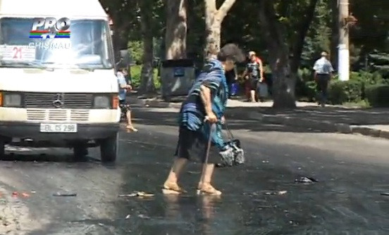 "Dorel" a lovit si in Moldova. Cum i-a descaltat pe toti cei care au traversat aceasta strada