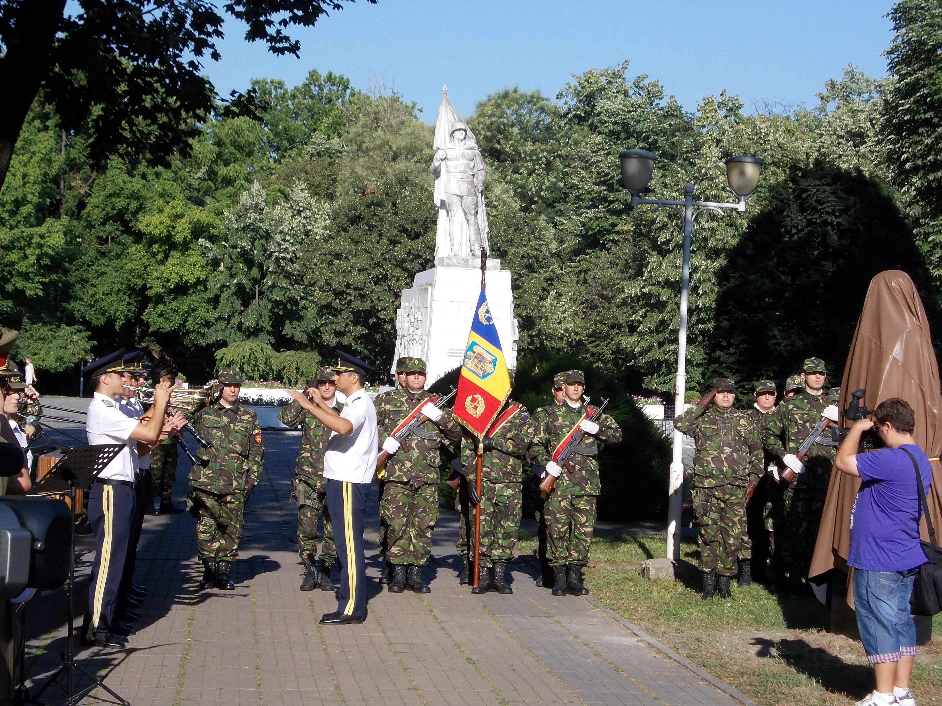 Trei busturi au fost dezvelite in Parcul Rozelor si Parcul Central, de Ziua Timisoarei. FOTO