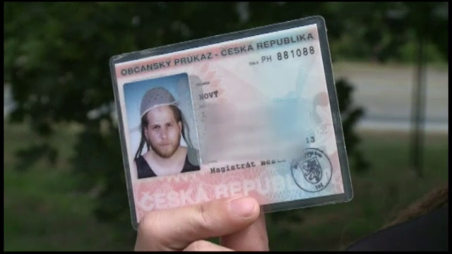 Motivul ciudat pentru care acest barbat a pozat pentru buletin cu o sita pe cap