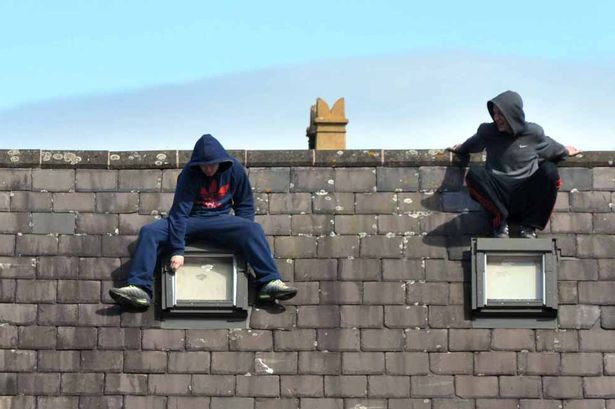 Operatiunea "acoperisul". Cum au incercat 100 de politisti britanic sa dea jos doi hoti de pe o casa