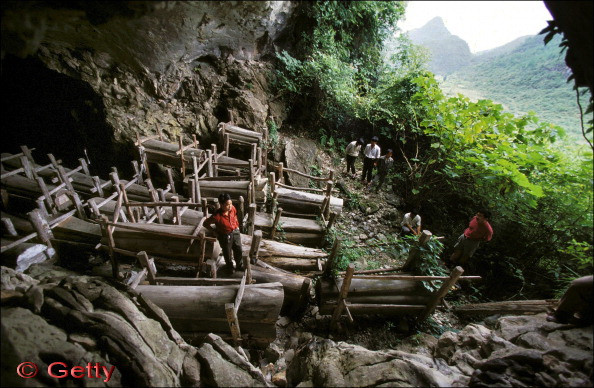 Traditia ciudata a unor sateni din China: mii de sicrie lasate la putrezit in pesteri