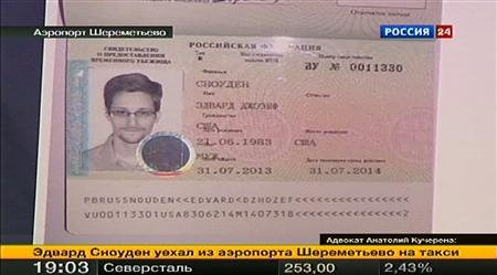 Rusia si SUA, in scandal in cazul Snowden. Cum arata pasaportul rusesc al celui mai cautat pamantean