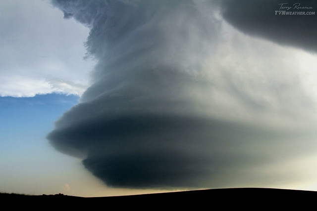 Povestea lui Terry Rosema. Artistul aproape orb, care vaneaza cu camera foto tornadele si uraganele
