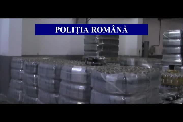 9% alcool etilic, apa si coloranti. 25.375 de litri de vin contrafacut, confiscati la Galati