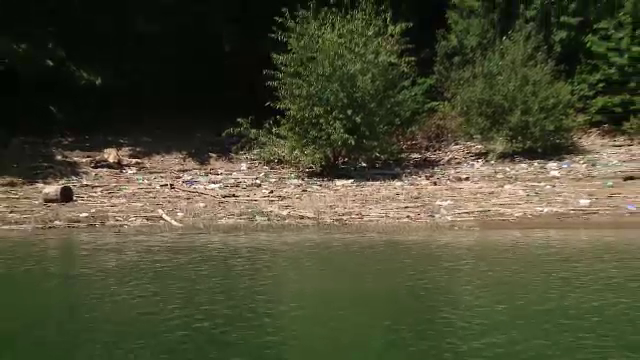 "Cand te uiti in jos, plangi". Turistii sunt goniti de gunoaie din zonele de basm ale Romaniei