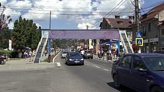 Cele 4 pasarele pietonale din Azuga, Busteni si Comarnic au fost date in folosinta