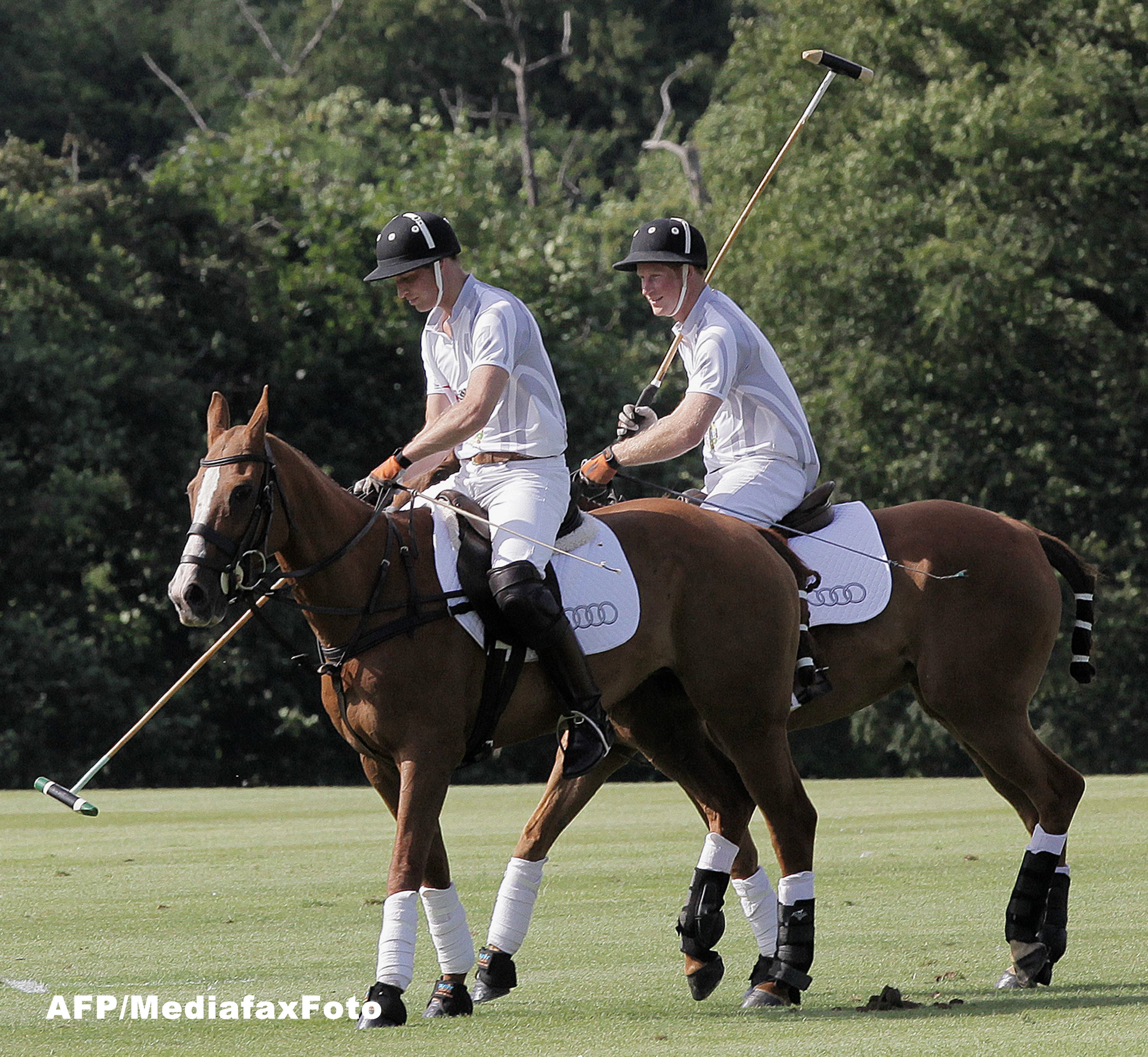 Prima iesire publica a printului William de la nasterea lui George. S-a dus sa joace golf
