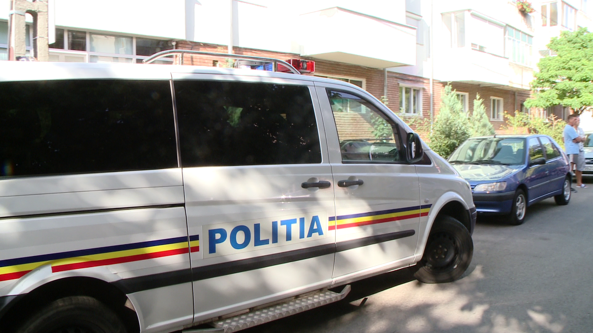 Doua persoane care se aflau intr-o duba a politiei, au ajuns la spital