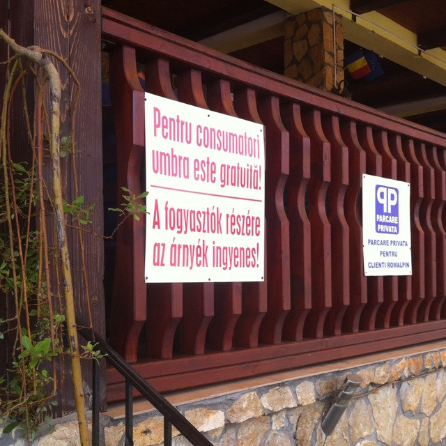 "Pentru consumatori, umbra este gratis". Mesajul unui restaurant din Bihor. FOTO