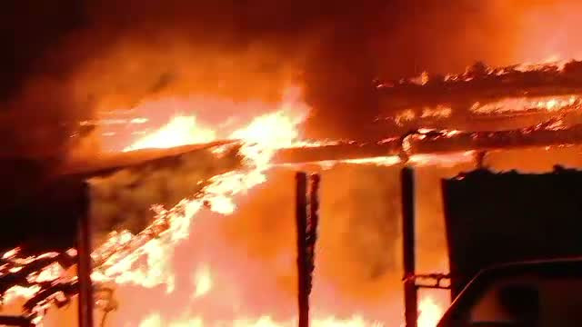 Operatiune dificila pentru pompieri bihoreni.Au adus apa de la 3 kilometri pentru a stinge incendiul