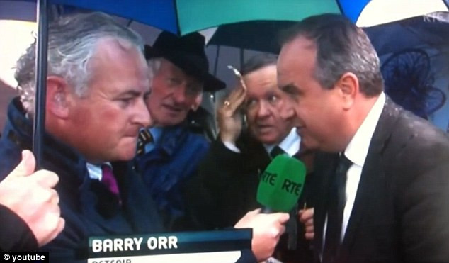 Ce face acest barbat cu ceea ce pare a fi o bancnota de 50 euro. A fost surprins pe camera video