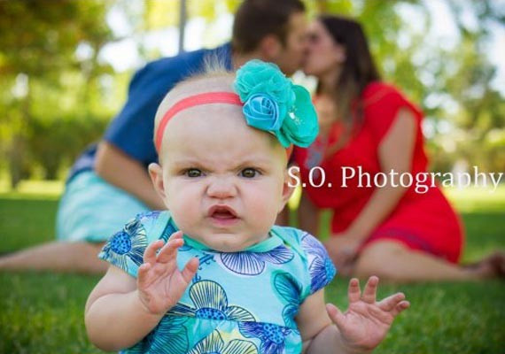 Ce faceau parintii in spatele acestei fetite de 8 luni. Fotografia a ajuns viral pe internet