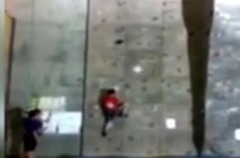 Cum a ajuns o tanara de 16 ani din Marea Britanie in lotul de cataratori desi nu are o mana