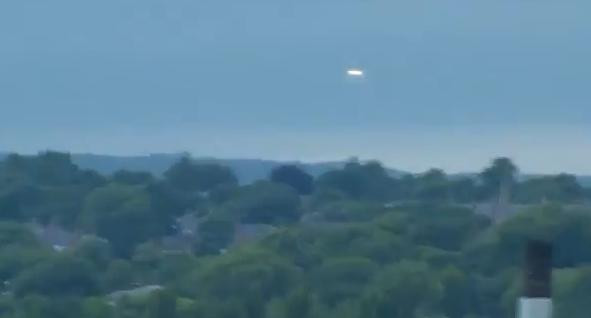 Un britanic sustine ca a reusit sa filmeze un OZN pe cerul orasului Leeds. VIDEO
