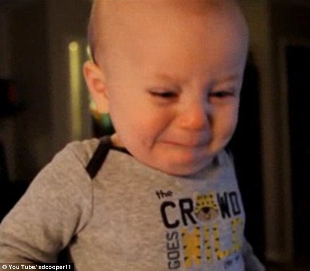 Copilul care plange de fiecare data cand aude melodia reclamei unei companii de asigurari din SUA