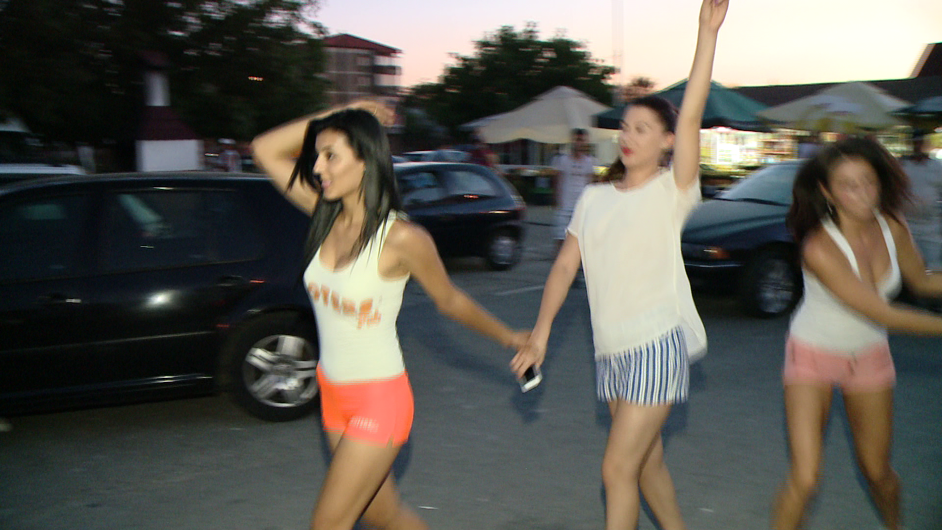 Romanii fac haz de necaz: petrecere pe ruinele barului care a ars in urma cu doua zile