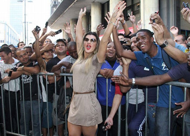 Detaliul pe care artista nu l-a observat atunci cand a pozat. Ce face un barbat in spatele ei