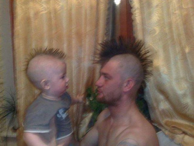 "Aschia nu sare departe de trunchi." Ce freza i-a facut tatal fiului sau. Imaginea a devenit viral