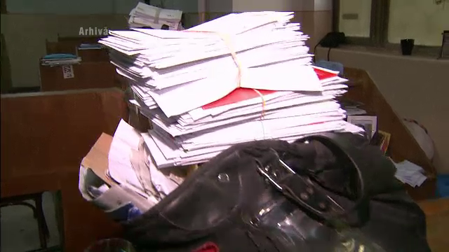 Un postas a fost arestat pentru ca fura scrisori si le citea acasa. Avocata: "Este un om bolnav"