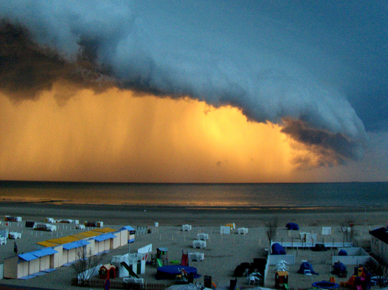 "Apocalipsa" pe cerul din Europa: furtuna misterioasa care a speriat turistii din Belgia