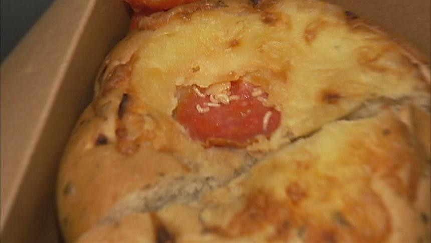 "Dintr-o data a inceput sa se miste". Un american a cumparat un sandvis cu viermi