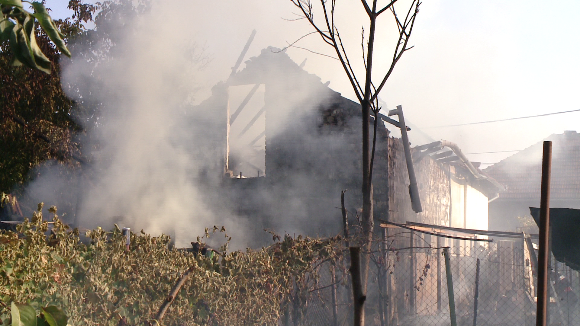 O casa de vacanta din Bistrita-Nasaud a fost mistuita de flacari