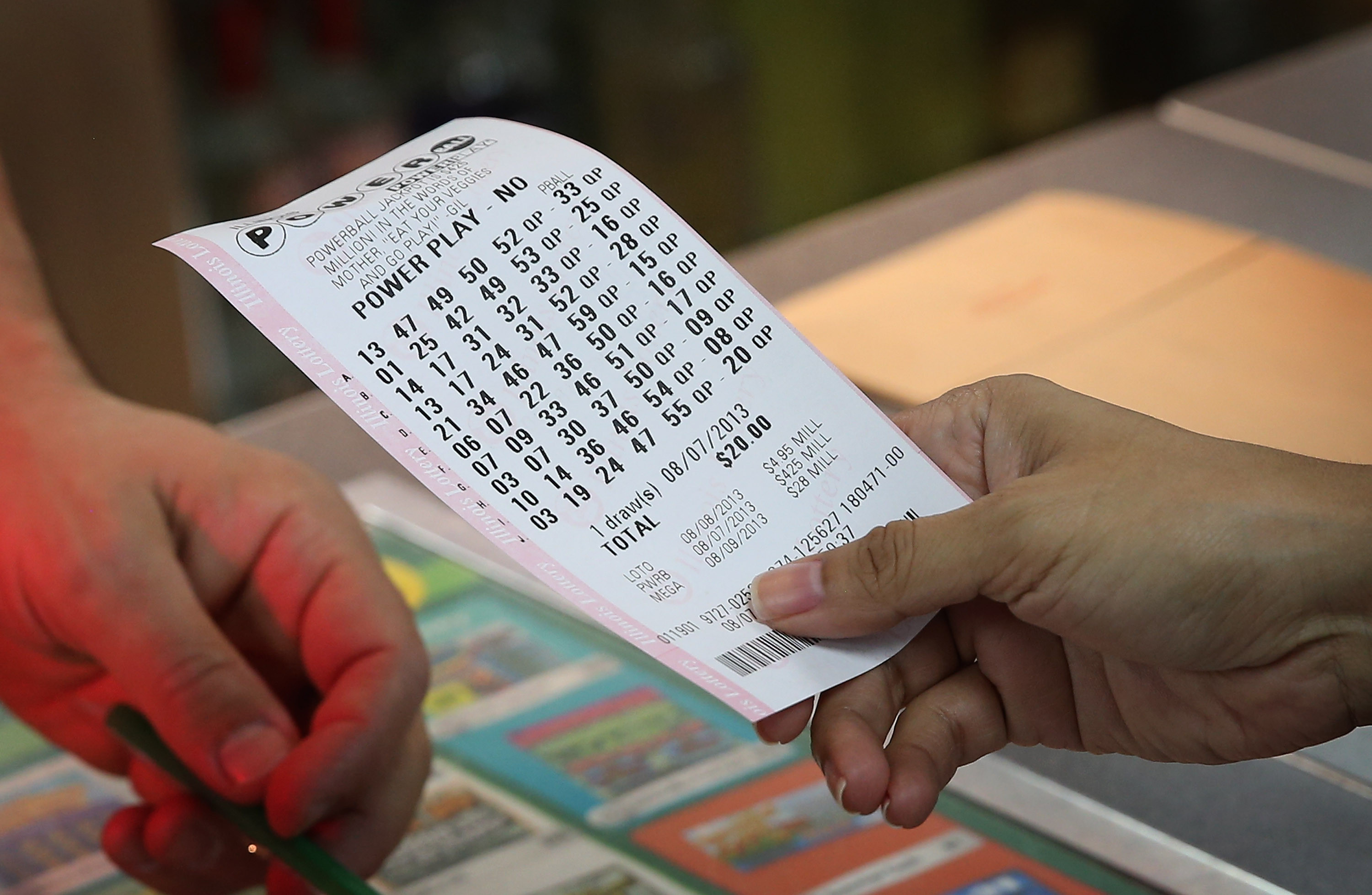 Au castigat premiul cel mare la LOTO, dar trebuie sa imparta la 3 sutele de milioane de dolari