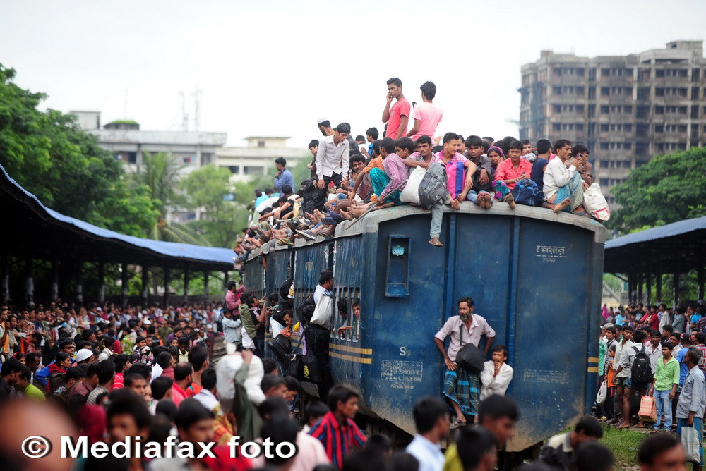 Sfarsitul Ramadanului a umplut trenurile in Bangladesh pentru sarbatoarea Eid al-Fitr