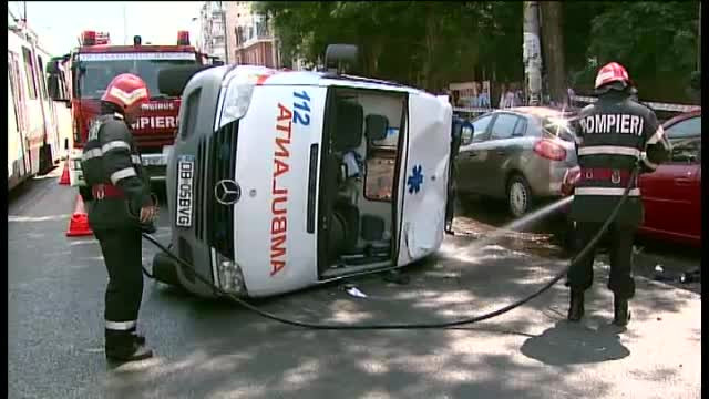 Ambulanta care s-a rasturnat in Capitala, lovita in plin de un sofer care nu a acordat prioritate